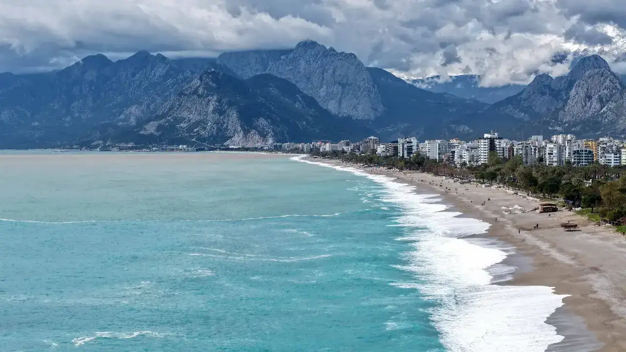 Antalya'da Sağanak ve Fırtına Arası Deniz Keyfi 6